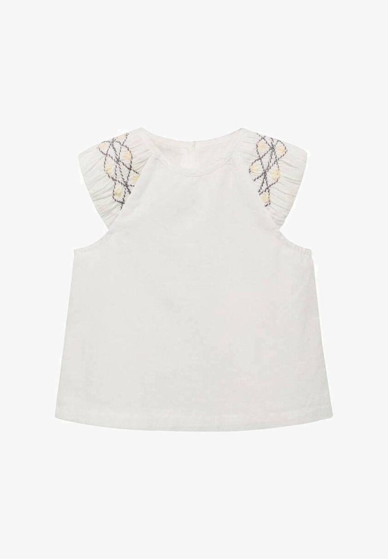 Top senza maniche bianco con spalle arricciate texturizzate, caratterizzato da motivi geometrici ricamati in giallo e blu. Design casual.