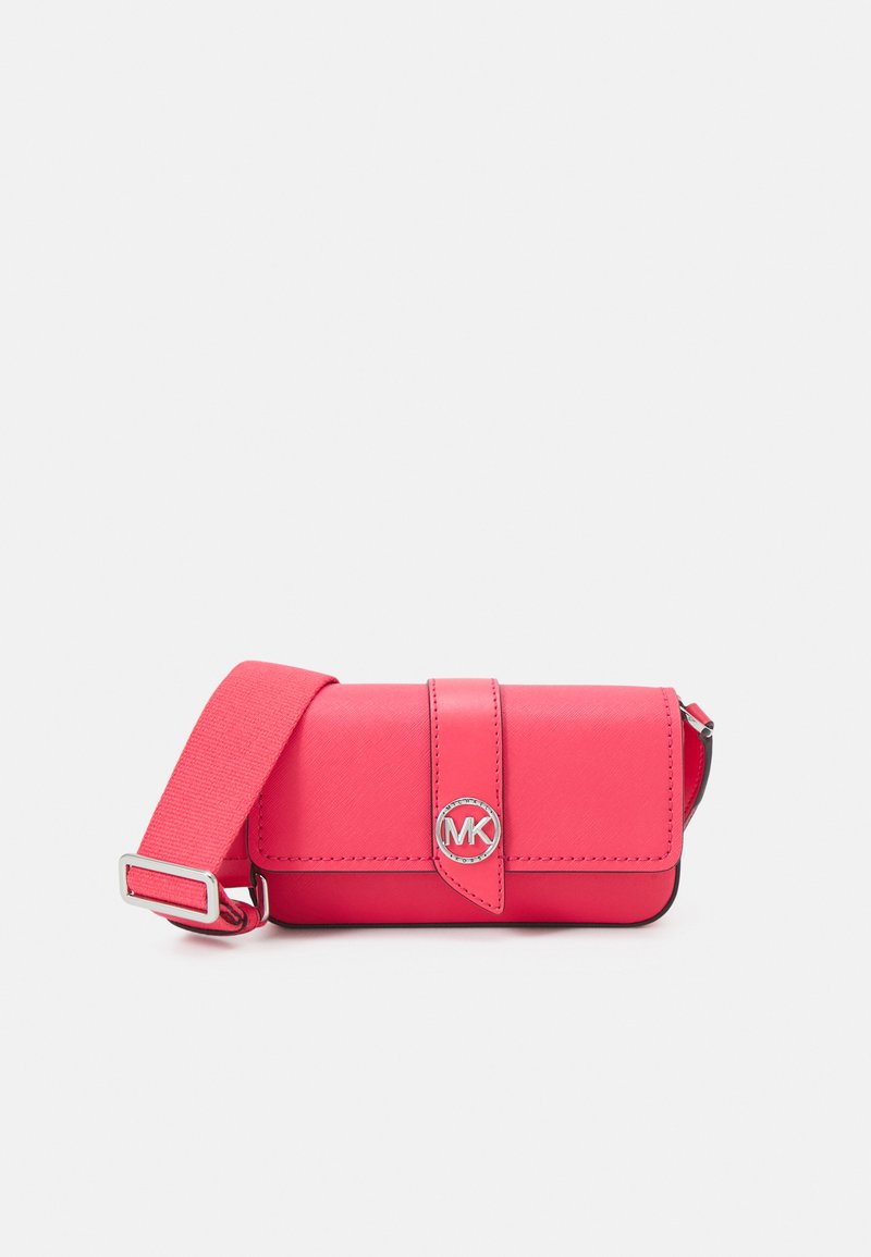 Borsa a tracolla in pelle rosa con chiusura a pattina, logo MK argento, tracolla regolabile e superficie liscia. Forma rettangolare compatta.