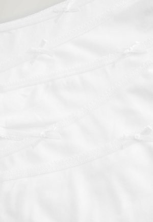 Valkoinen kangas useissa kerroksissa, jossa on herkkää valkoista pitsireunusta ja pieniä nauhoja koristeena, esitellen pehmeää tekstuuria.