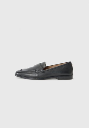 Schwarze Lederloafers mit glatter Textur, einem leichten Glanz, runder Spitze und einer kleinen dekorativen Naht an der Vorderseite.