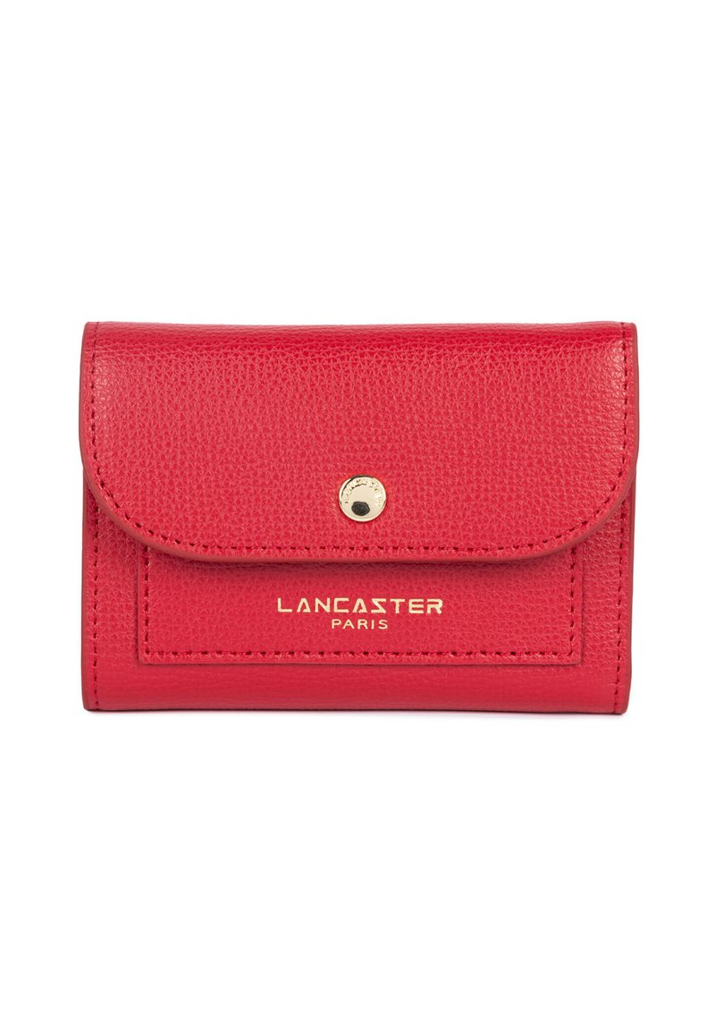 Portafoglio in pelle rossa con texture, chiusura a pattina, bottone automatico dorato e logo "Lancaster Paris" impresso sul davanti.