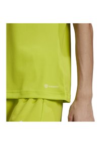 Heldere limoengroene sportshirt met korte mouwen, gladde textuur en AEROREADY-logo nabij de zoom. Maak deel uit van een bijpassende outfit.