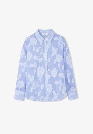 Chemise bleu clair à boutons avec un motif floral blanc, texture de tissu rayé, col, et manches longues avec poignets.