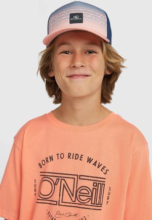 Casquette de camionneur rose et bleue avec un dos en maille, comportant un écusson logo, associée à un T-shirt corail à manches courtes affichant un texte et des graphismes noirs.