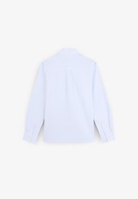 Camisa de manga larga azul claro con rayas blancas, cuello con botones y puños abotonados. Presenta un pliegue en la parte posterior para un diseño adicional.