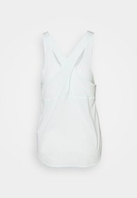 Top deportivo sin mangas de color azul claro, fabricado con un material transpirable, que presenta una espalda con tirantes cruzados y un dobladillo ligeramente curvado.