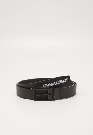 Cintura in pelle nera con finitura opaca, dotata di una fibbia metallica rettangolare e di un passante in tessuto etichettato "ARMANI EXCHANGE."