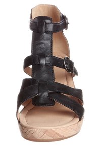 Infradito in pelle nera con multiple cinghie, chiusura con fibbia e soletta in sughero beige. Presenta una suola testurizzata per una migliore aderenza.