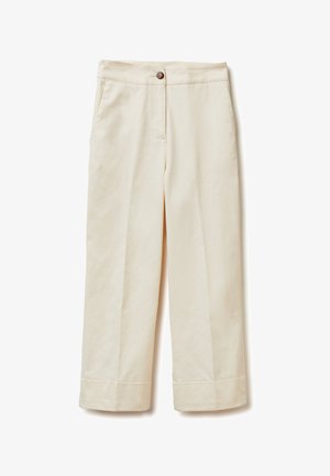Kremowe spodnie o szerokich nogawkach z miękkiego materiału, z przodu zapinane na guzik, z paskami na pasek i bocznymi kieszeniami. Gładka struktura.