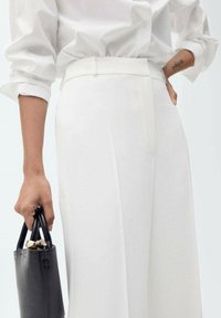Mango GIGI-A - Stoffhose - white