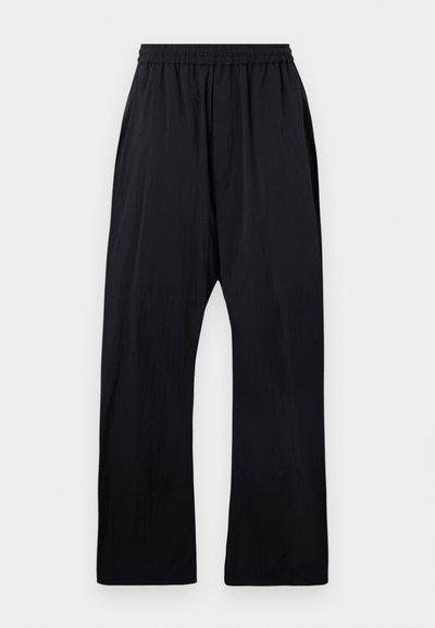 Pantalones negros de corte holgado con cintura elástica y piernas rectas, diseñados para uso casual o cómodo.