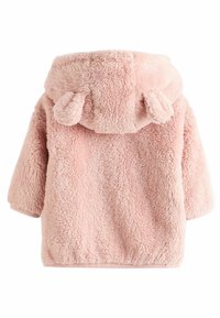 Manteau à capuche en peluche rose avec une texture douce et duveteuse, présentant des oreilles arrondies sur la capuche et de longues manches. La vue de dos met en valeur des coutures minimales.