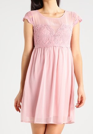 Rosa Kleid mit kurzen Kapuzenärmeln, Spitzenverzierungen am Oberteil und einem fließenden Rock aus leichtem Stoff, mit einer gerafften Taille.