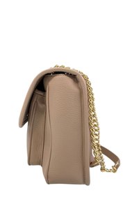 Borsa a tracolla in pelle beige con finitura testurizzata, dettaglio in catena dorata sulla tracolla e forma strutturata. Vista laterale che mostra il compartimento interno.