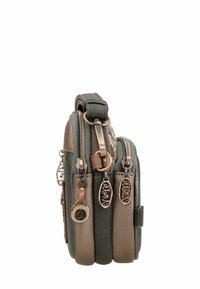 Bolso compacto de múltiples compartimentos con tres secciones con cremallera en tonos marrón y gris oscuro, con tiradores de cremallera de metal y etiquetas decorativas.