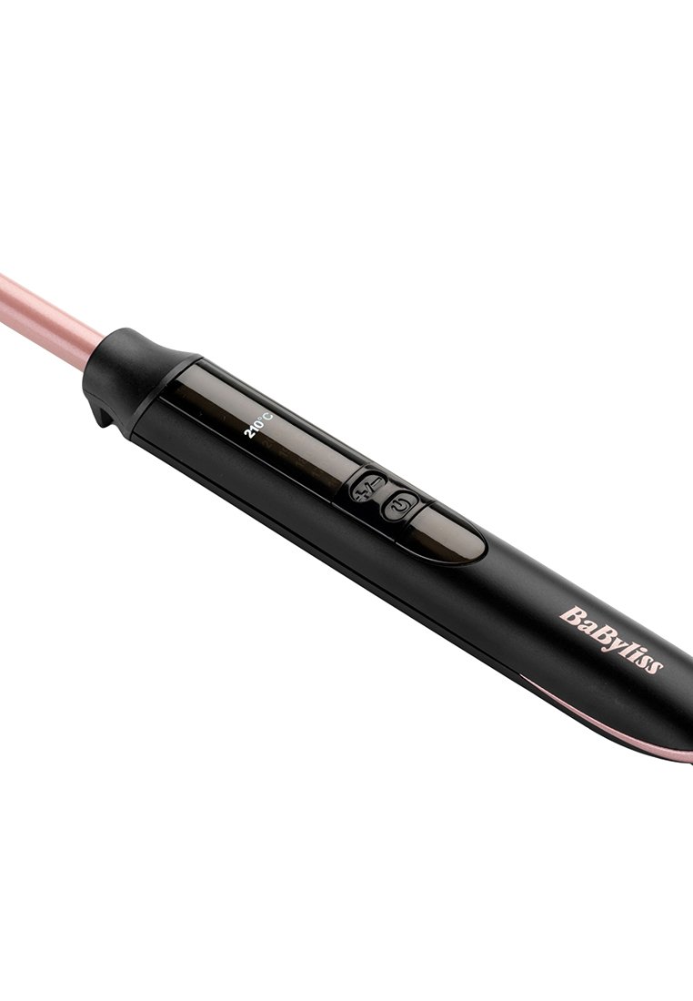 Planchador de pelo BaByliss con mango de plástico negro, barril de metal rosa, pantalla de temperatura y botones de control para ajustar la temperatura.