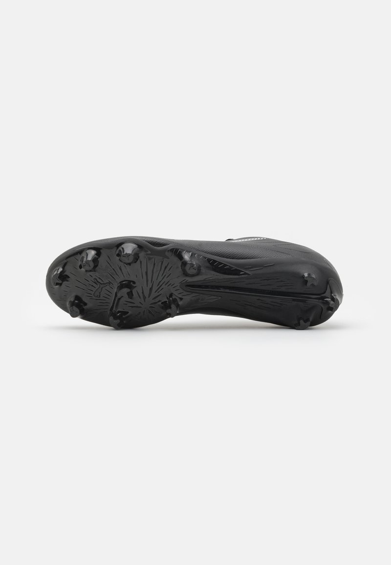Crampón de soccer noir avec une semelle en caoutchouc texturée, présentant six crampons distincts pour une traction optimale et un design élégant et aérodynamique.