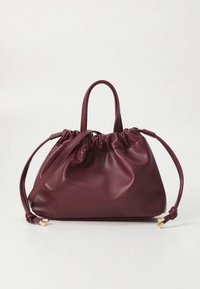 Τσάντα χειρός από δέρμα μπορντό με συγκεντρωμένη κορυφή, καμπυλωτό σχήμα, μία κοντή λαβή και έναν μακρύ ρυθμιζόμενο ιμάντα. Διακοσμητικά στοιχεία σε χρυσό τόνο.