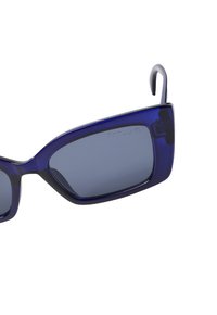 Purpurinės saulės akiniai su stačiakampiais lęšiais, pilkai tonuotais lęšiais ir lengvu plastikiniu rėmeliu. Ypatingas bruožas – unikalus šoninių kojelių dizainas.