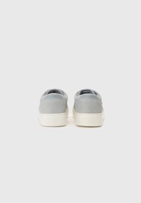 Lacoste COURT  - Športni copati - grey/off white