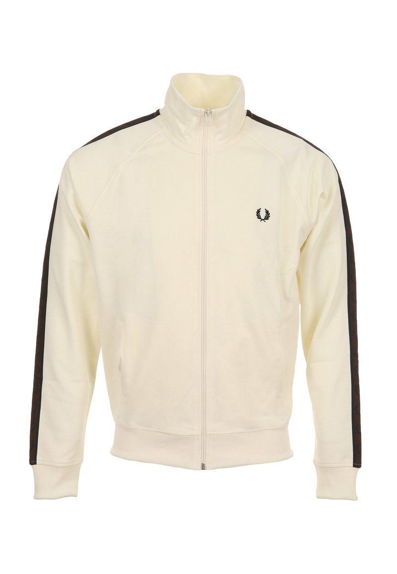 Beige jas met rits en hoge kraag, met donkerbruine strepen aan de zijkant en een klein geborduurd logo op de borst. Zachte stof, atletische pasvorm.