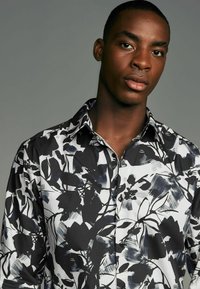 Next PRINTED SINGLE CUFF- REGULAR FIT - Skjorter - black white floral