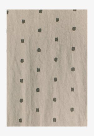 Tkanina z lahkim bež ozadjem, prekrito z rozpršenimi temno zelenimi pikčastimi vzorci različnih velikosti in oblik ter teksturirano površino.