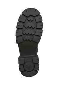 Suola in gomma nera con scanalature profonde e superficie texturizzata. Dettaglio del logo rotondo sul tallone. Progettata per offrire aderenza e durata.