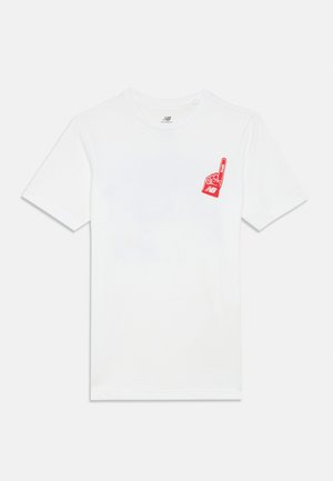 Bílý krátký rukáv tričko s kulatým výstřihem s malou grafikou červeného pěnového prstu a logem New Balance na hrudi.