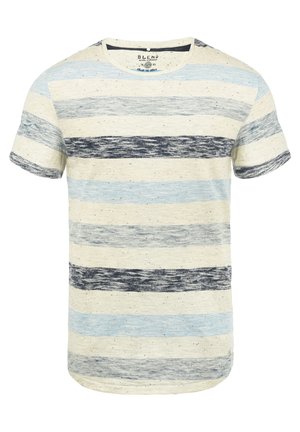 Camiseta de rayas hecha de tejido suave, con rayas horizontales alternando entre azul y marino sobre un fondo crema y con un escote redondeado.