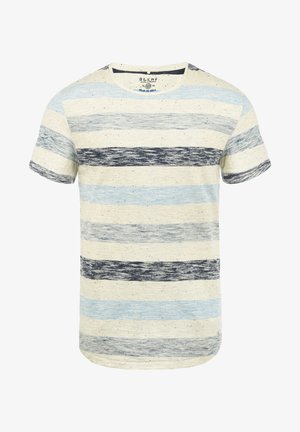 Stripet T-skjorte laget av myk stoff, med veksle mellom blå og mørkeblå horisontale striper på en kremfarget bakgrunn og rund hals.