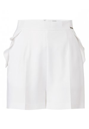 Shorts blancs taille haute en tissu lisse, avec un design plissé, des poches latérales et un petit détail en métal sur la ceinture.