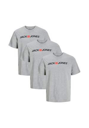 Tre T-shirt grigie a maniche corte con il logo "JACK & JONES" in nero e rosso sul petto, disposte in modo sfalsato e sovrapposto.