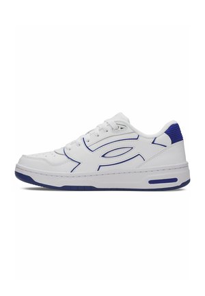 Witte sneaker met blauwe accenten, voorzien van een glad leren bovenwerk, geperforeerde neus en een dikke zool met een zichtbaar luchtkussen.