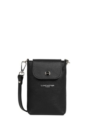 Zwarte leren schoudertas met een gestructureerde afwerking, magnetische drukknoopsluiting, verstelbare schouderriem en een geperst 'Lancaster Paris' logo.