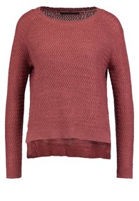 Sweter w kolorze rdzy, dziany, z teksturalnym wzorem w zygzaku, długimi rękawami i nieco dłuższym tyłem niż przód.