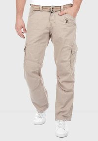 Beige Cargo-Hosen mit Reißverschlusstaschen, gerader Schnitt, aus leichtem Stoff; verfügen über einen Gürtel und sichtbare Nähte.