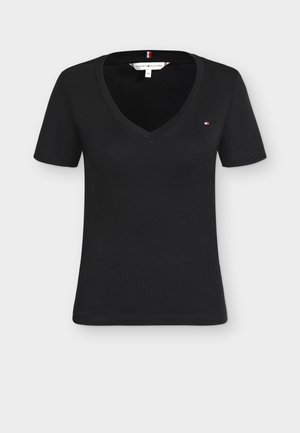 T-shirt nera a maniche corte con scollo a V, piccolo logo della bandiera Tommy Hilfiger sul petto sinistro e etichetta taglia XS all'interno del colletto.