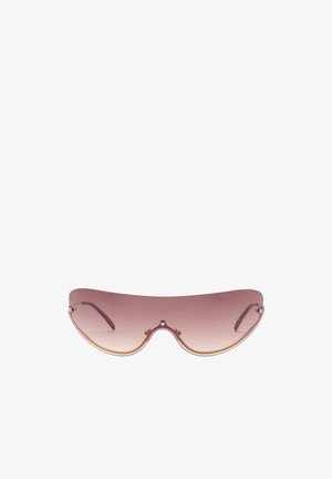 Occhiali da sole avvolgenti con lenti sfumate rosa e sottili aste in metallo dorato su sfondo bianco.