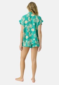Turquoise pyjama set met een korte mouw top met een bloemenprint en bijpassende shorts, gemaakt van lichtgewicht, gestructureerde stof.