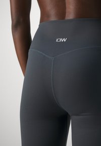 ICANIWILL NIMBLE FLARED - Legingi - dark green