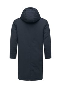 Tmavě modrý kabát po kolena s kapucí, dlouhými rukávy, hladkým povrchem a minimalistickým designem. Bez viditelného kovového zapínání nebo vzorů.