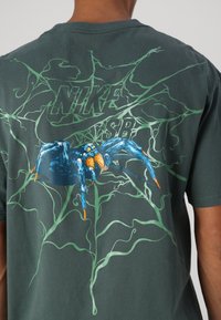 Nike SB TEE SPIDER - Apdrukāts T-krekls - vintage green