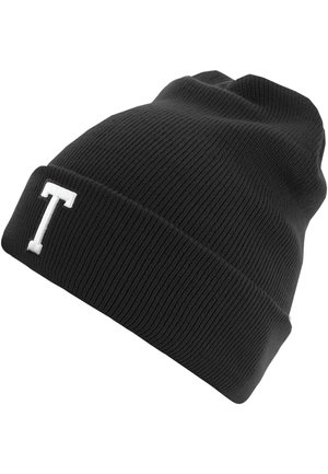 Căciulă tricotată în negru, cu o textură ribbed și o literă albă brodată "T" în față. Designul este simplu și se potrivește bine.