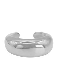 Bracciale in metallo color argento con un design liscio e arrotondato e superficie lucida. Con estremità aperte, presenta una forma curva senza giunture.
