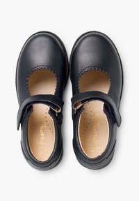 Zapatos de cuero azul oscuro con borde festoneado, puntera redonda y correa ajustable. Forro interior suave con marca dorada y suela resistente.