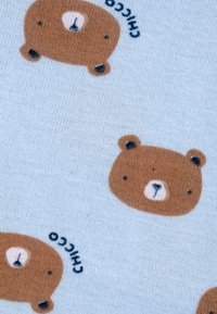 Světle modrá látka s opakujícími se ilustracemi hnědých medvědů, bílé akcenty a černý text. Měkká textura, vhodná pro oděvy.