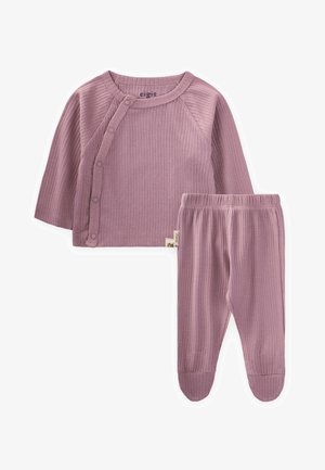Ženski outfit za bebe u ribanom lila uzorku s dugim rukavima, koji ima dugmad za zatvaranje, te odgovarajuće hlače s elastičnim pojasom. Meki, teksturirani materijal.
