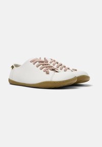 Scarpe di pelle bianche con lacci rosa e suole color gomma. Presentano un design a profilo basso e dettagli di cucitura minimalisti.