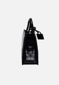 Borsa in pelle nera con un motivo testurizzato a coccodrillo, forma rettangolare, manici doppi e un’etichetta pendente. Finitura liscia e design strutturato.